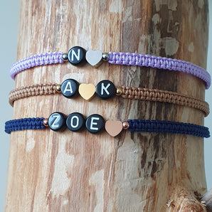 Makramee Initialenarmband mit Herz